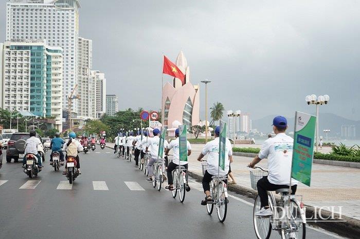  Đạp xe diễu hành trên các tuyến đường chính của thành phố Nha Trang tuyên truyền thông điệp chung tay bảo vệ môi trường du lịch … 